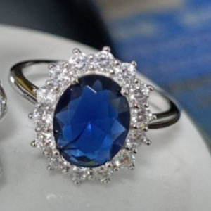 Bague élégante en or blanc plaqué et zircon cubique bleu - Taille 7-8