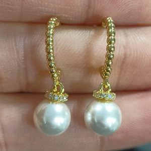 Boucles d'oreilles en perles pendantes plaquées or : Hoop texturé en perles et capuchon en CZ