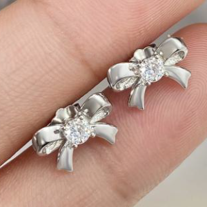 Boucles d'oreilles puces en argent avec un centre en CZ clair - Bijoux en forme de nœud