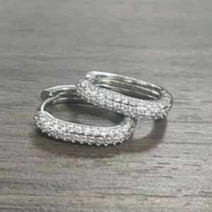 Boucles d'oreilles Huggie en argent - Huggies en zircon cubique plaqué or blanc