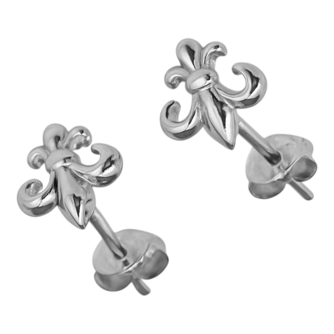 Boucles d'oreilles stud plaquées or blanc Fleur de Lys en argent sterling – Image 4
