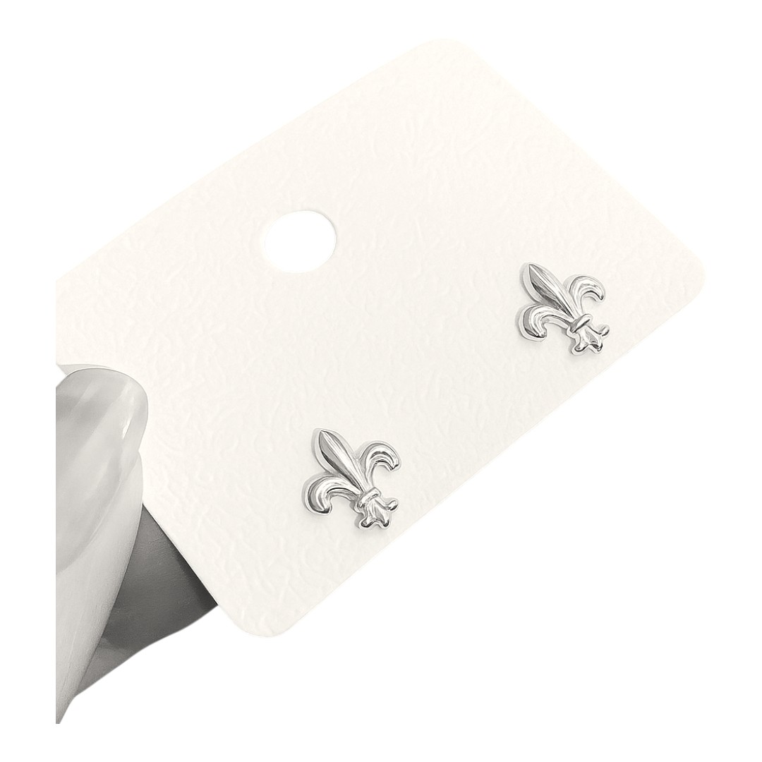 Boucles d'oreilles stud plaquées or blanc Fleur de Lys en argent sterling – Image 3