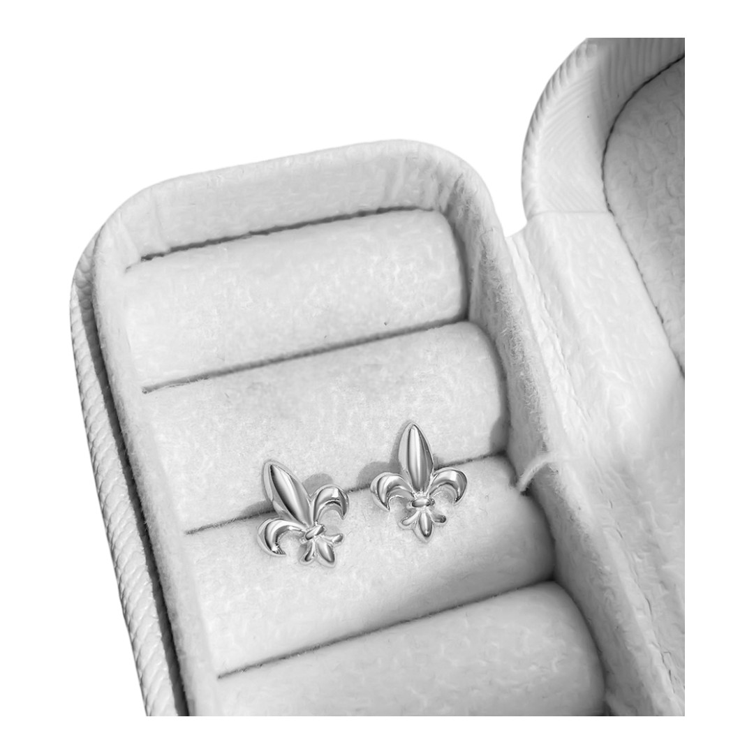 Boucles d'oreilles stud plaquées or blanc Fleur de Lys en argent sterling – Image 2