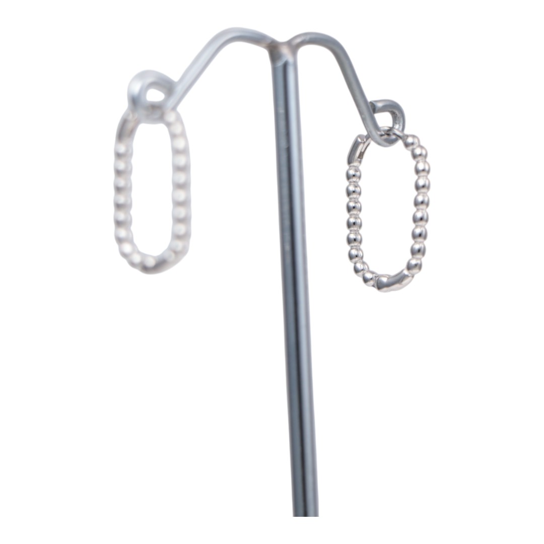 Boucles d'oreilles créoles en argent sterling plaqué or blanc – Design en chaîne à billes – Image 9