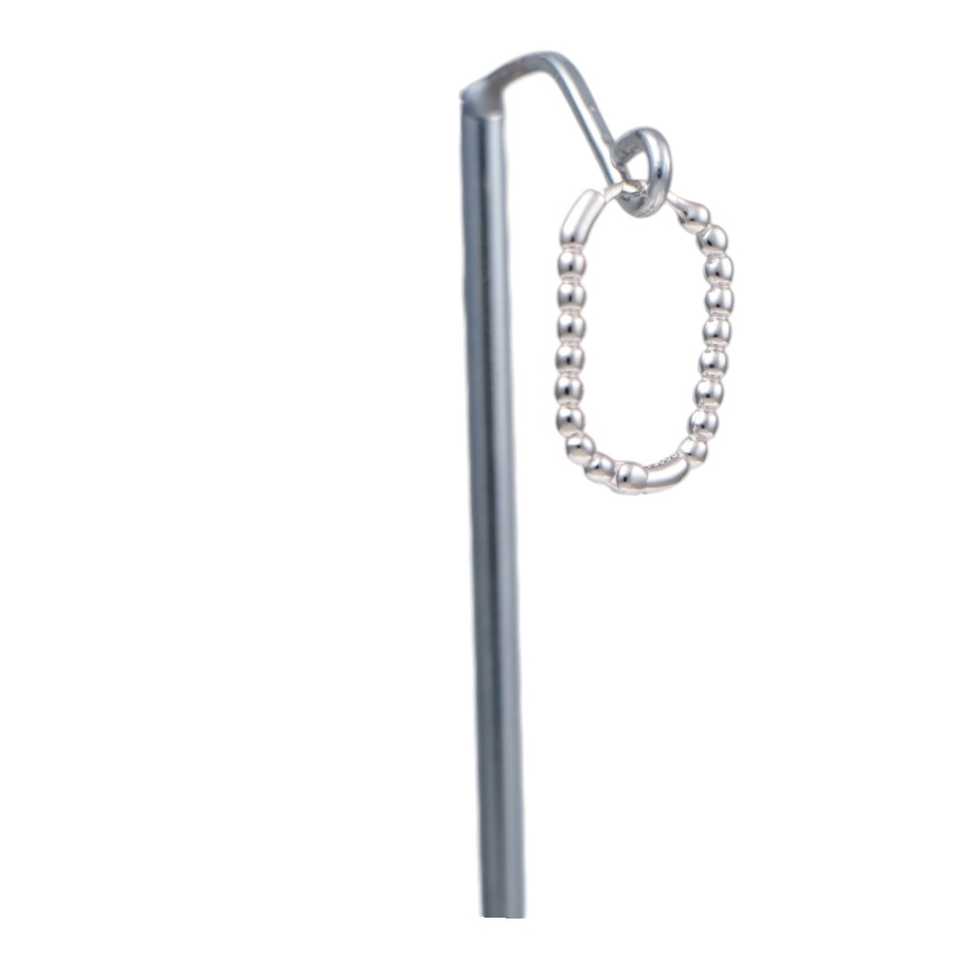 Boucles d'oreilles créoles en argent sterling plaqué or blanc – Design en chaîne à billes – Image 7