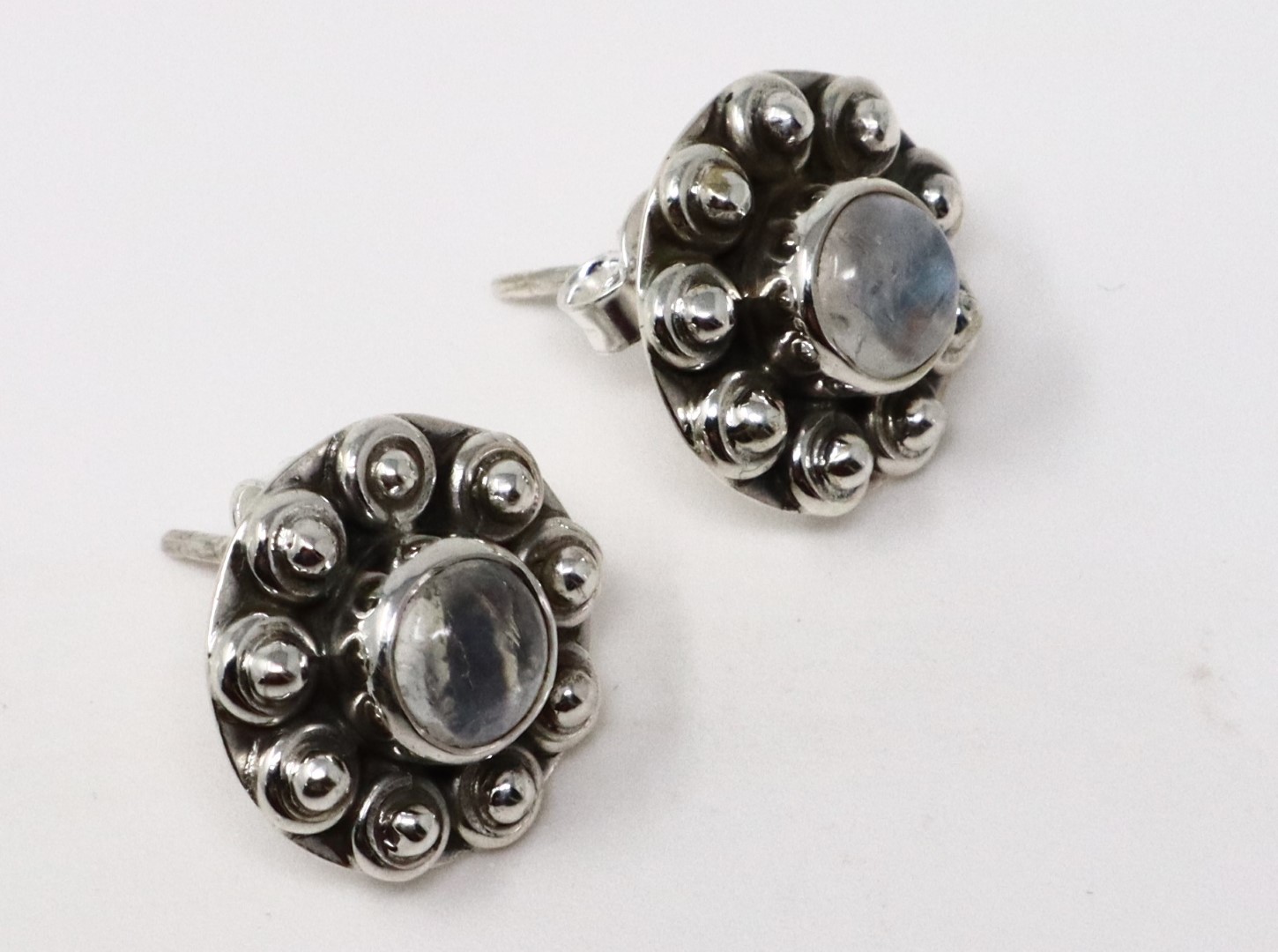 Boucles d'oreilles puces en argent sterling 925 avec pierre de lune Sunflower - Des bijoux élégants pour – Image 3