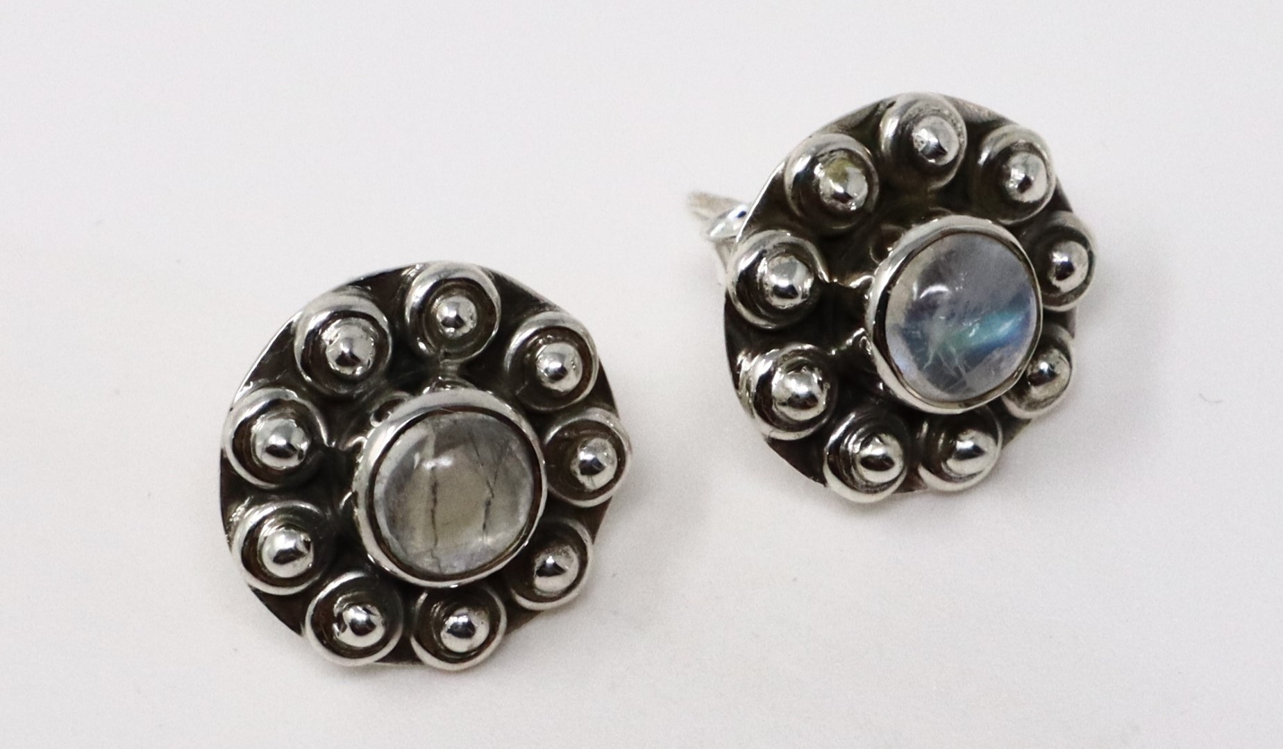 Boucles d'oreilles puces en argent sterling 925 avec pierre de lune Sunflower - Des bijoux élégants pour – Image 4