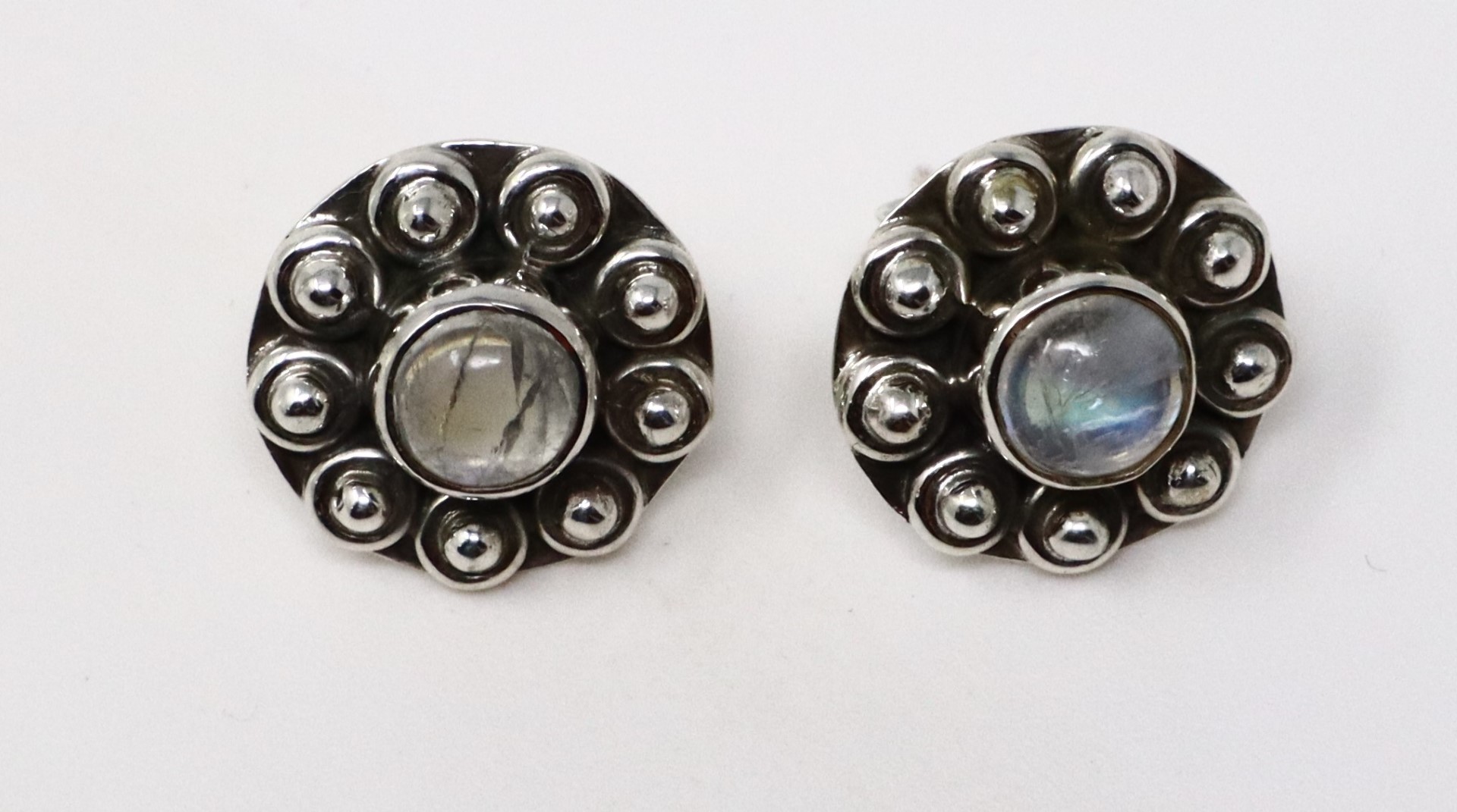 Boucles d'oreilles puces en argent sterling 925 avec pierre de lune Sunflower - Des bijoux élégants pour – Image 2