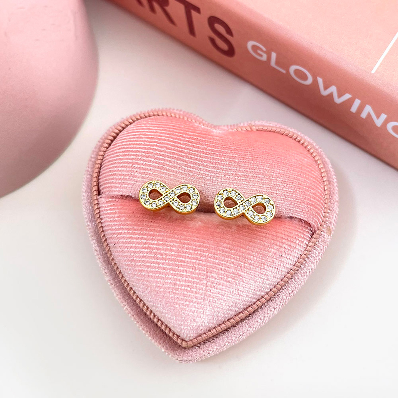 Brillez et éclairez avec des boucles d'oreilles clous infini plaquées or 18K Enriched – Image 3