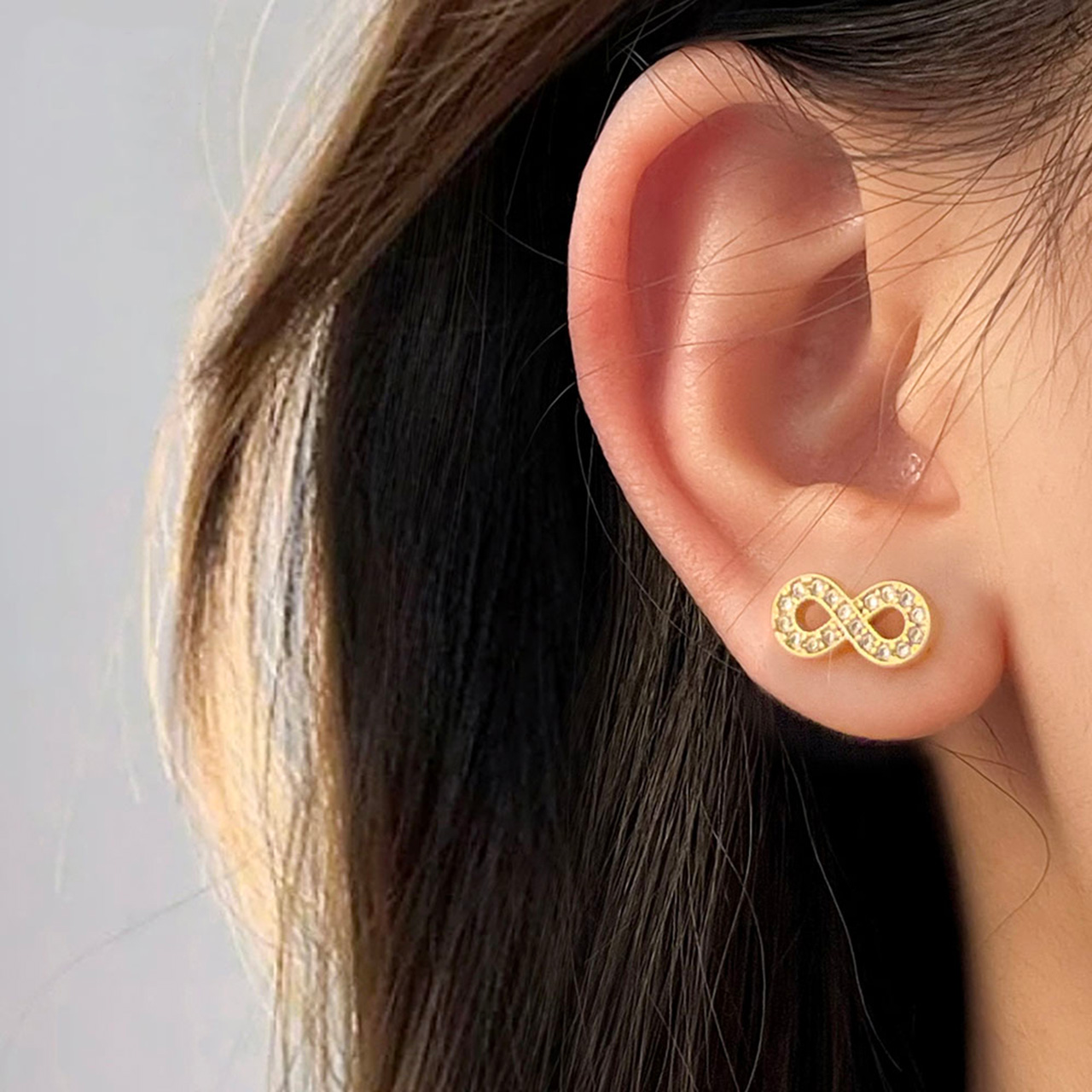 Brillez et éclairez avec des boucles d'oreilles clous infini plaquées or 18K Enriched – Image 4