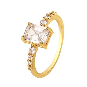 Éclat et brillance avec une déclaration en zircon cubique plaqué or en argent sterling - Taille 7-8