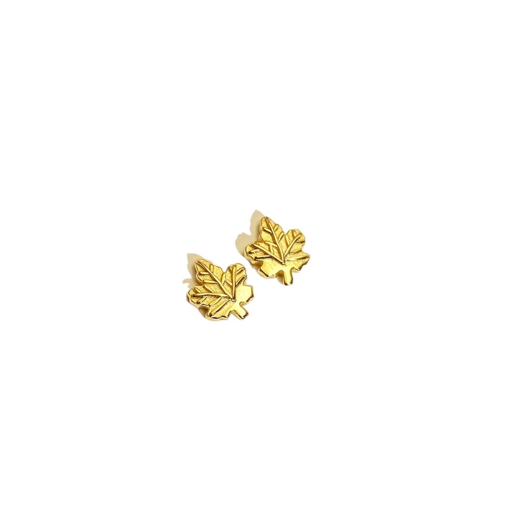 Boucles d'oreilles en feuille d'érable plaqué or 18 carats – Argent sterling pour femmes – Image 4