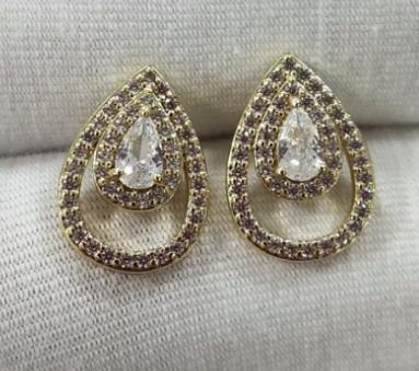 Boucles d'oreilles pendantes en or 18K plaquées avec pierre claire – Bijoux de luxe – Image 8