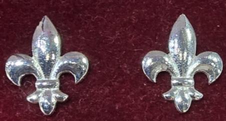 Boucles d'oreilles stud plaquées or blanc Fleur de Lys en argent sterling – Image 6