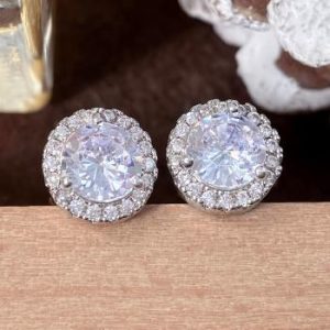 Boucles d'oreilles en Zirconium Cubique Plaqué Or Blanc – Une option de bijou hypoallergénique étincelante 2