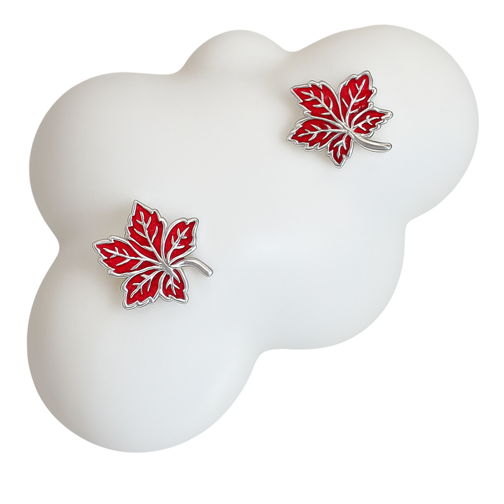 Boucles d'oreilles en plaqué or blanc avec motif de feuille d'érable rouge – Émail en argent sterling - Option 1 – Image 4